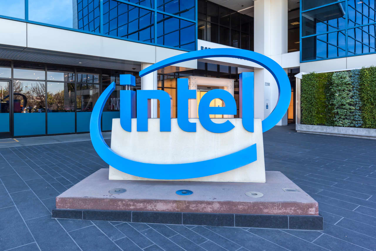 Intel’s stock is on a 5-day hot streak — but it’s still below last month’s highs