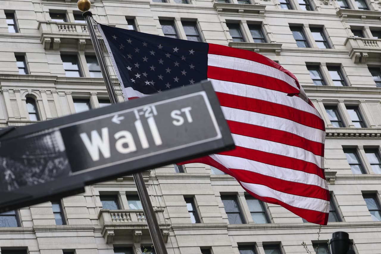 U.S. stock futures fall, oil rises ahead of a busy week for Wall Street