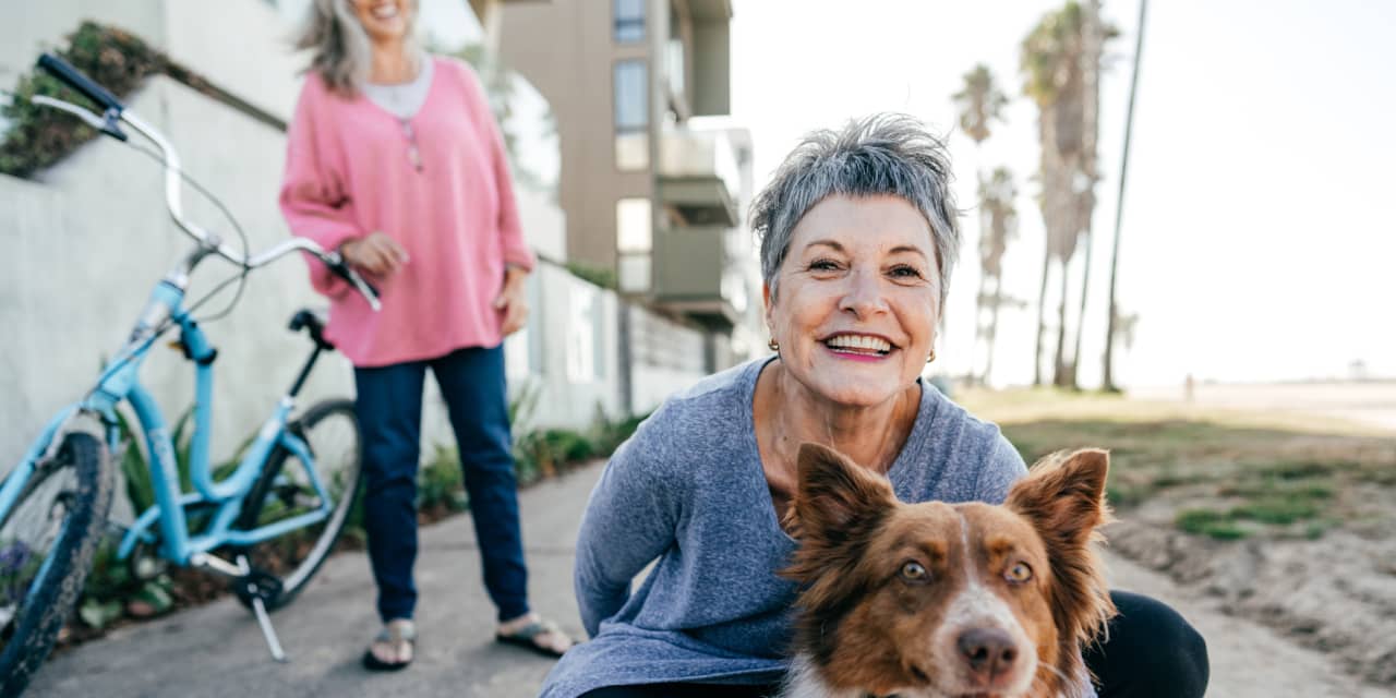 Por qué vivir a los 70 podría ser el más feliz de todos