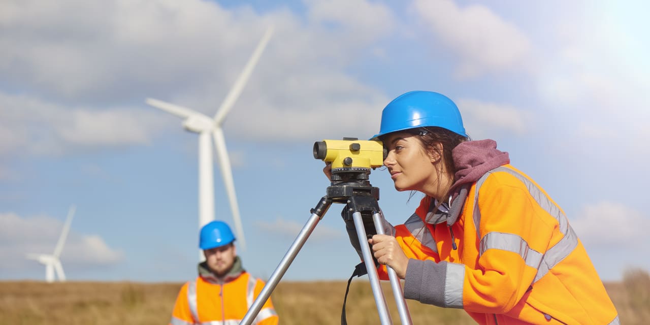 Los trabajos de energía limpia están aumentando.  Ingrese su código postal para medir el crecimiento cercano.