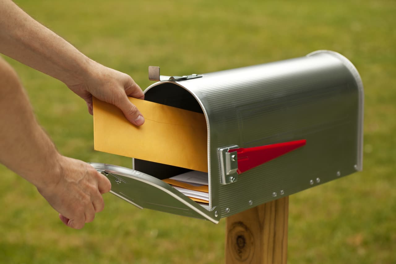 Los costos de envío aumentan hoy a 73 centavos.  Por eso a los fieles seguidores del correo postal no les importa.