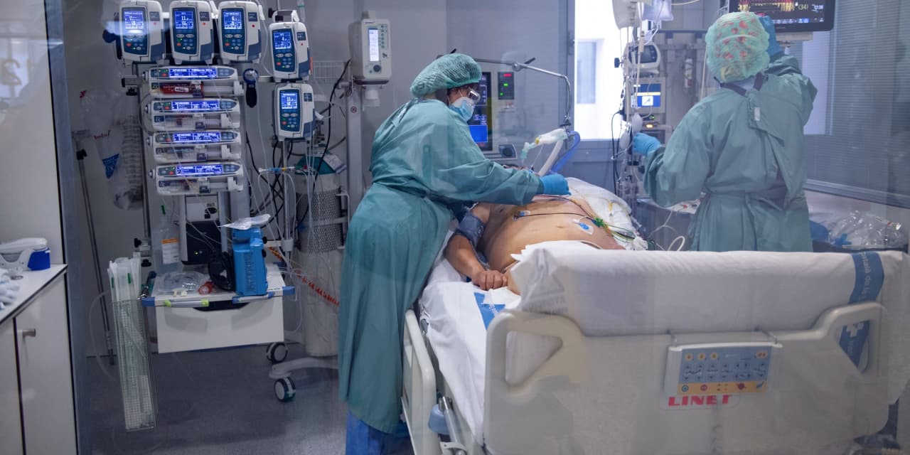 Large-scale study finds COVID patients at higher risk of brain fog and psychosis after two years compared with other respiratory illnesses