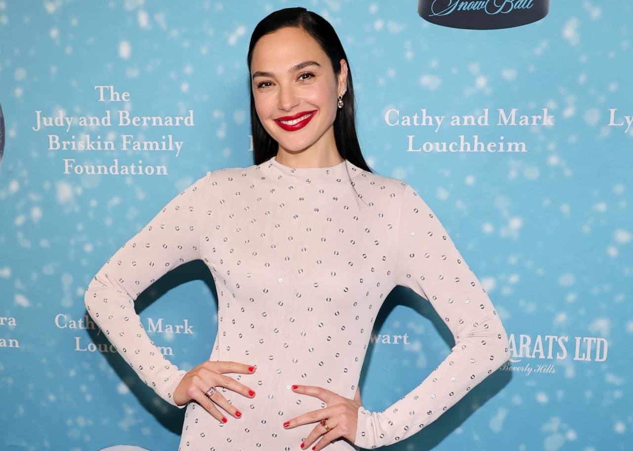 ‘Wonder Woman’ star Gal Gadot lists her elegant beachfront penthouse in Malibu for $8.75 million