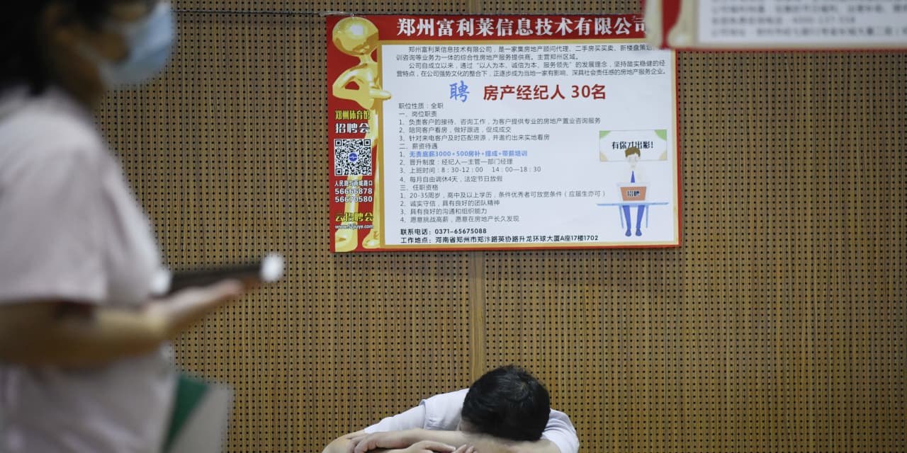 随着中国青年面临惨淡的就业市场，倦怠和冷漠正在上升