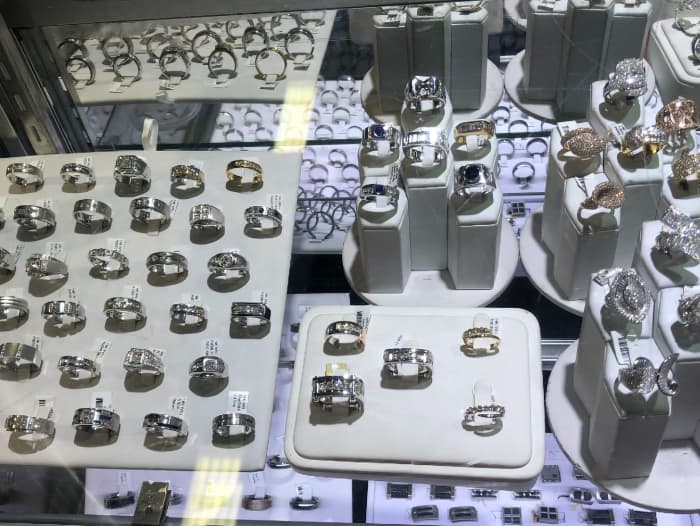 Brink's driver was asleep during California jewelry heist, lawsuit