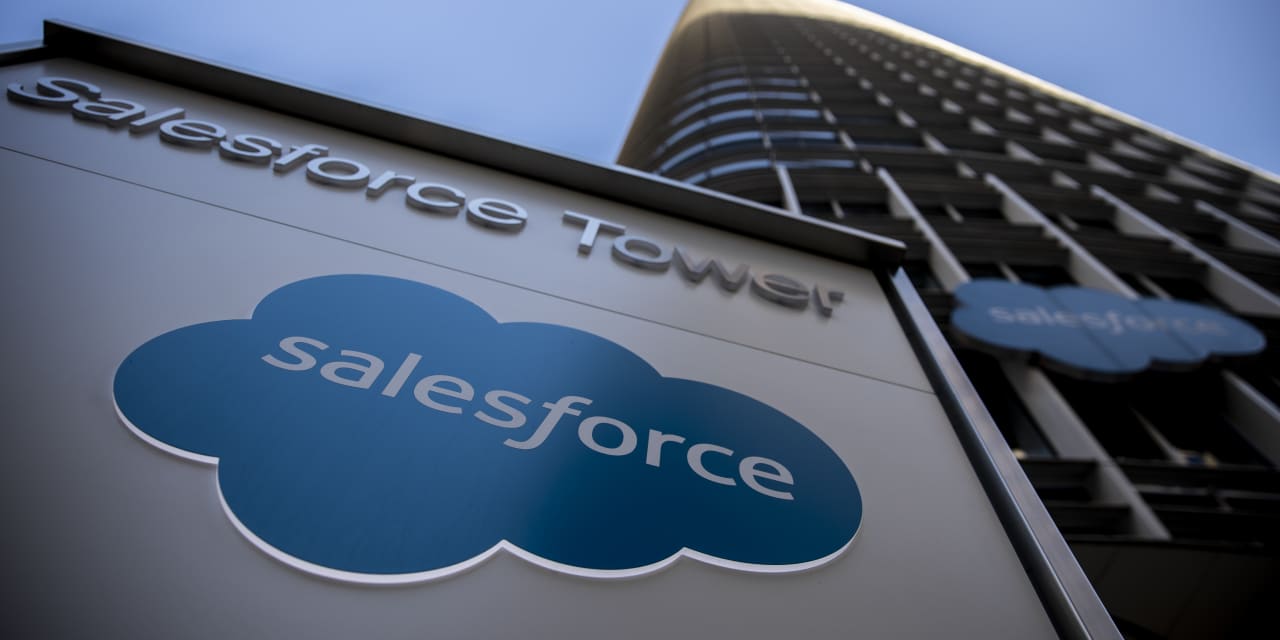 Las acciones de Salesforce se desploman después de que las ganancias reducidas y la guía de ingresos superen el primer plan importante de recompra de acciones