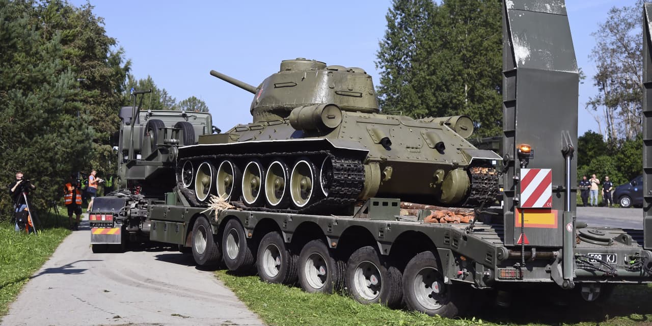 Le gouvernement estonien démantèle un monument militaire soviétique près de la frontière comme une menace à l’ordre public