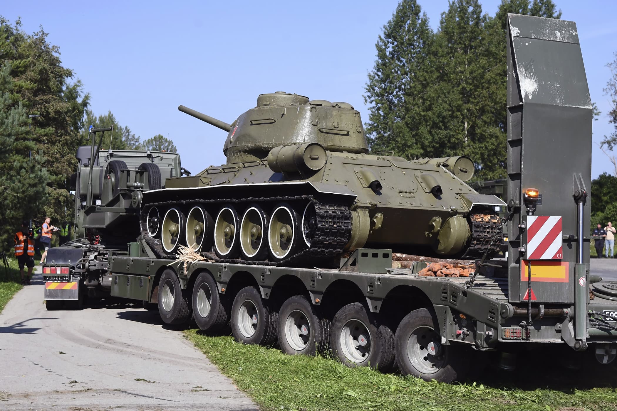 Эстония направит одного военного. Танк т-34 в Нарве памятник. Нарва памятник т 34. Т-34 В Нарве. Памятник в Нарве танк.