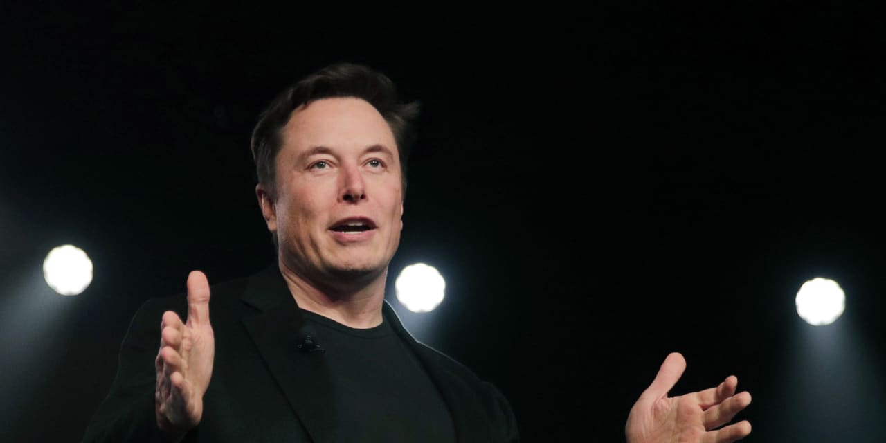 Elon Musk dice que está tomando “acciones legales” contra el dueño de la cuenta de Twitter que rastreó su avión