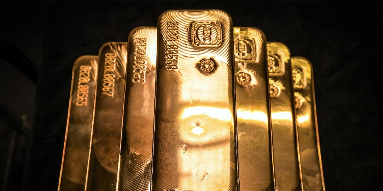 #Metals Stocks: Gold, silver recover as dollar holds below 20-year highs