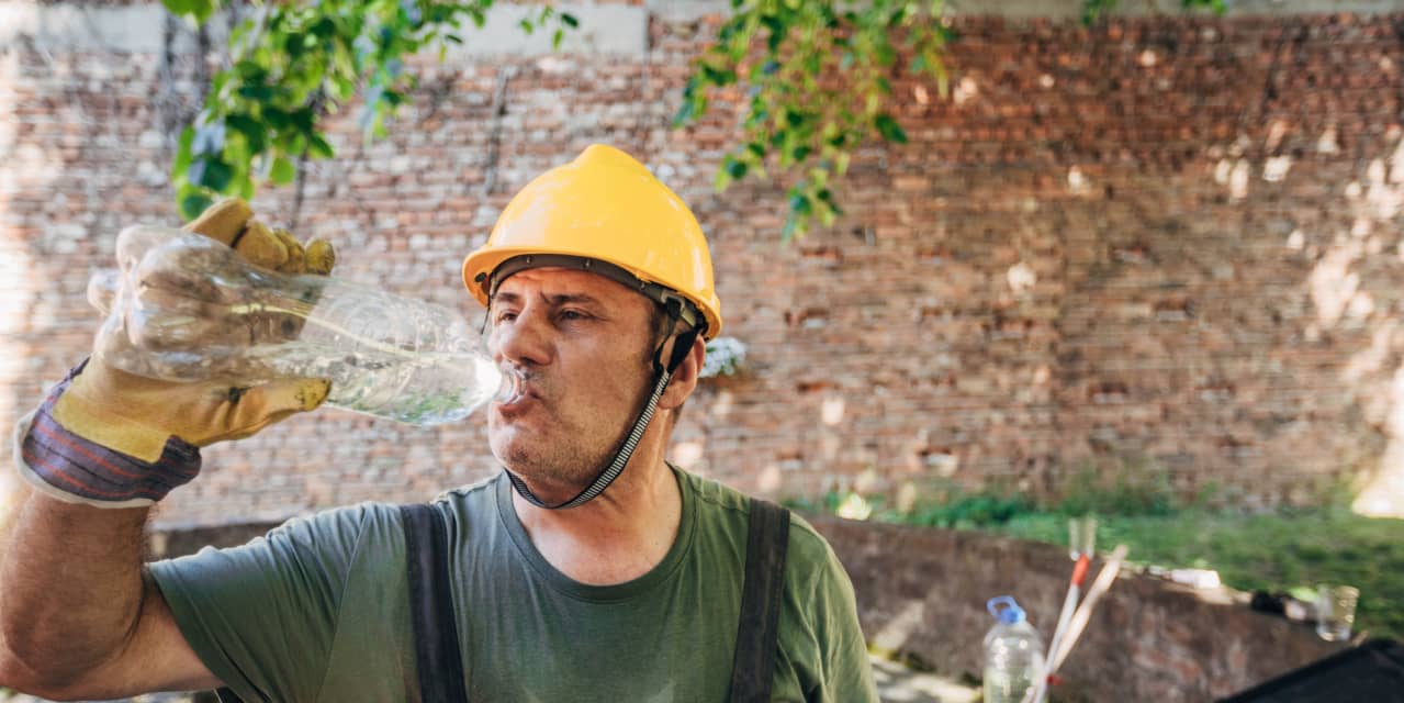 Estados Unidos no tiene un estándar nacional de calor para los trabajadores.  Los defensores dicen que podría salvar la vida de los trabajadores agrícolas, de la construcción, de la cocina y de las fábricas.