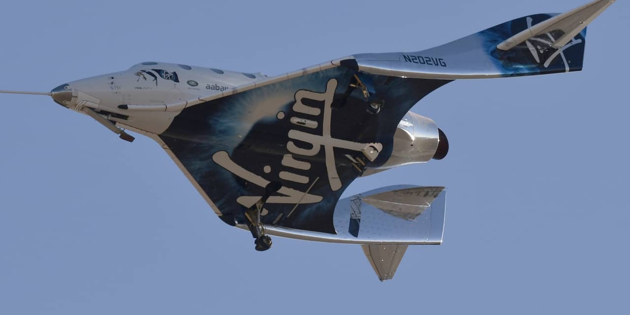 Las acciones de Virgin Galactic caen mientras CarMax y Conformis suben y otras acciones están en movimiento