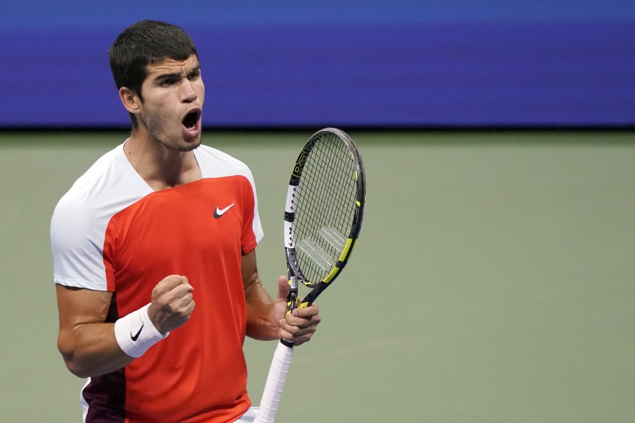 Карлос алькарас. Карлос алькарас теннисист. Карлос алькарас теннисист. Карлос алькарас. Алкарас гарфия теннис.