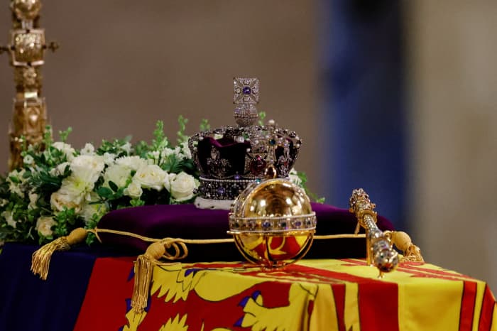 What is the significance of the Imperial State Crown on top of Queen  Elizabeth's coffin?