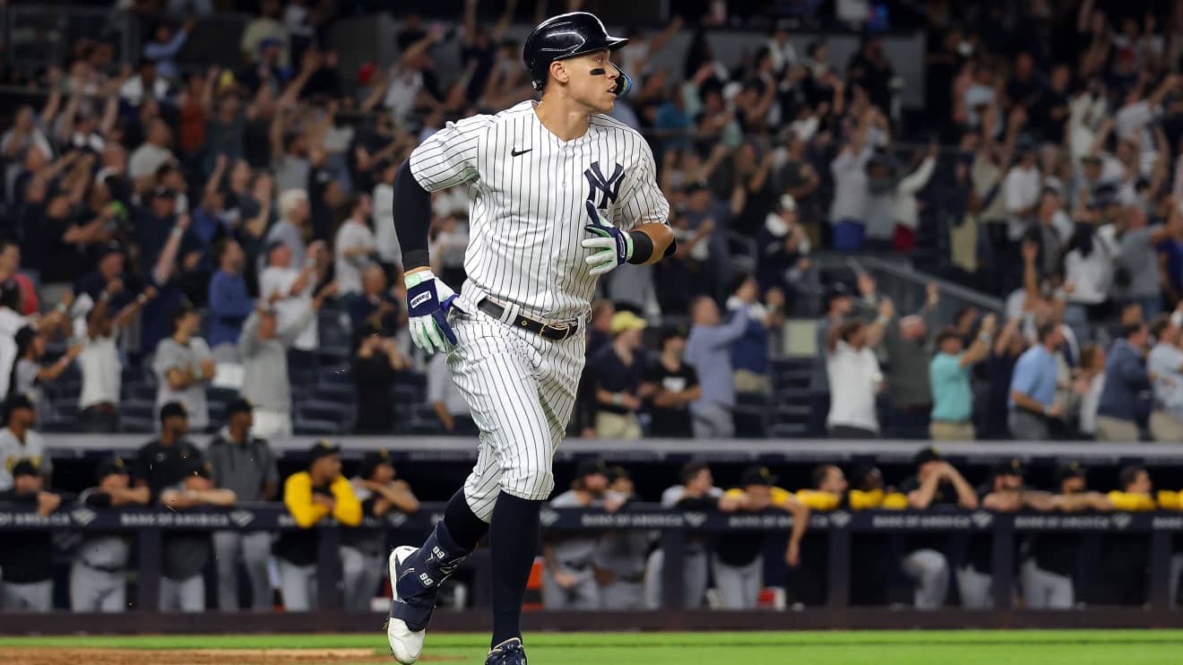 Roger Maris gets his number retired at Yankee Stadium