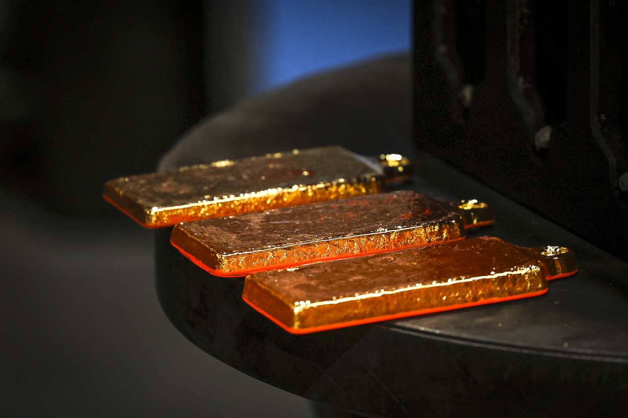 Gold price tumbles on reports U.S. to clarify tariff plan on bullion