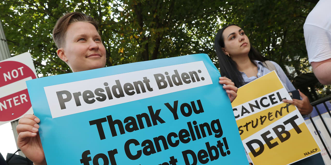 Juez federal descarta plan de alivio de deuda estudiantil de la administración Biden