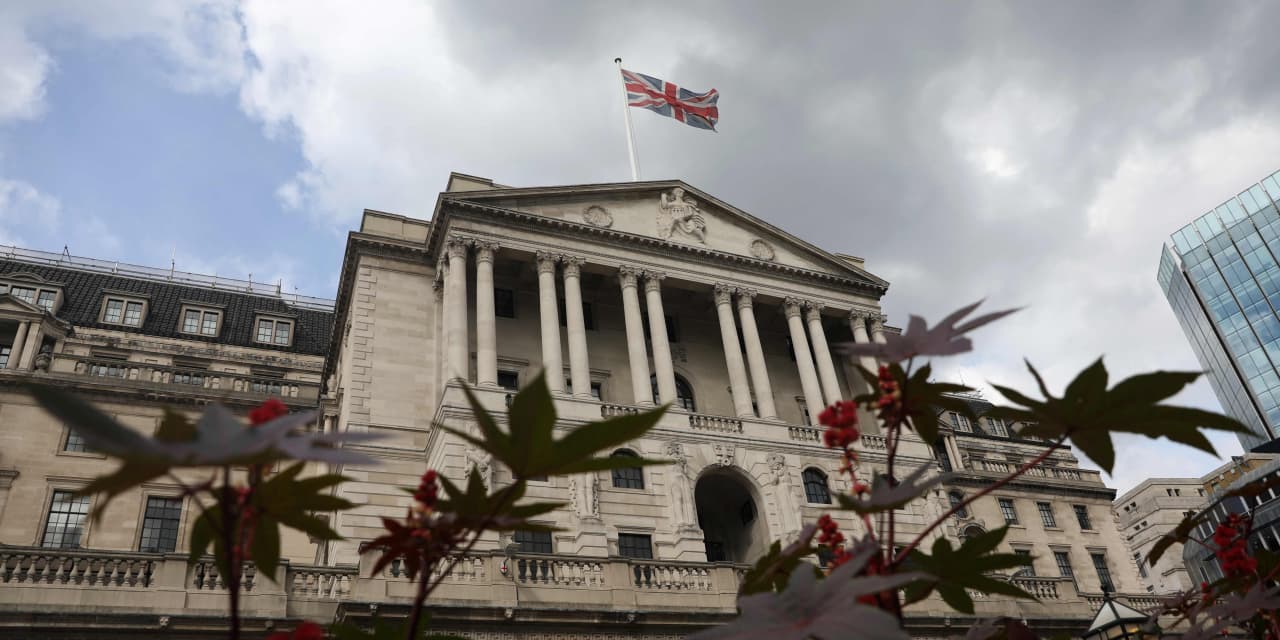 Here are two reasons the Bank of England had to step in and buy bonds ...