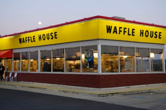 When Waffle House closed 21 stores for Hurricane Ian, it was 'time to ...