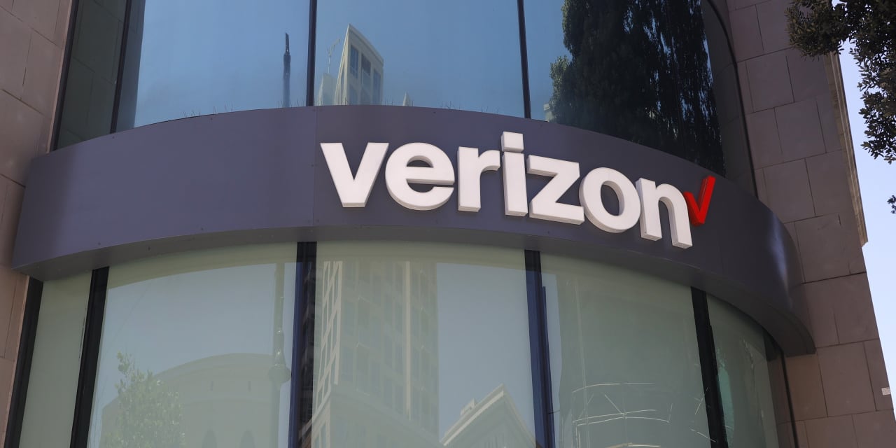 El “exceso” líder de Verizon podría limitar los aumentos de dividendos, dice un analista en la rebaja