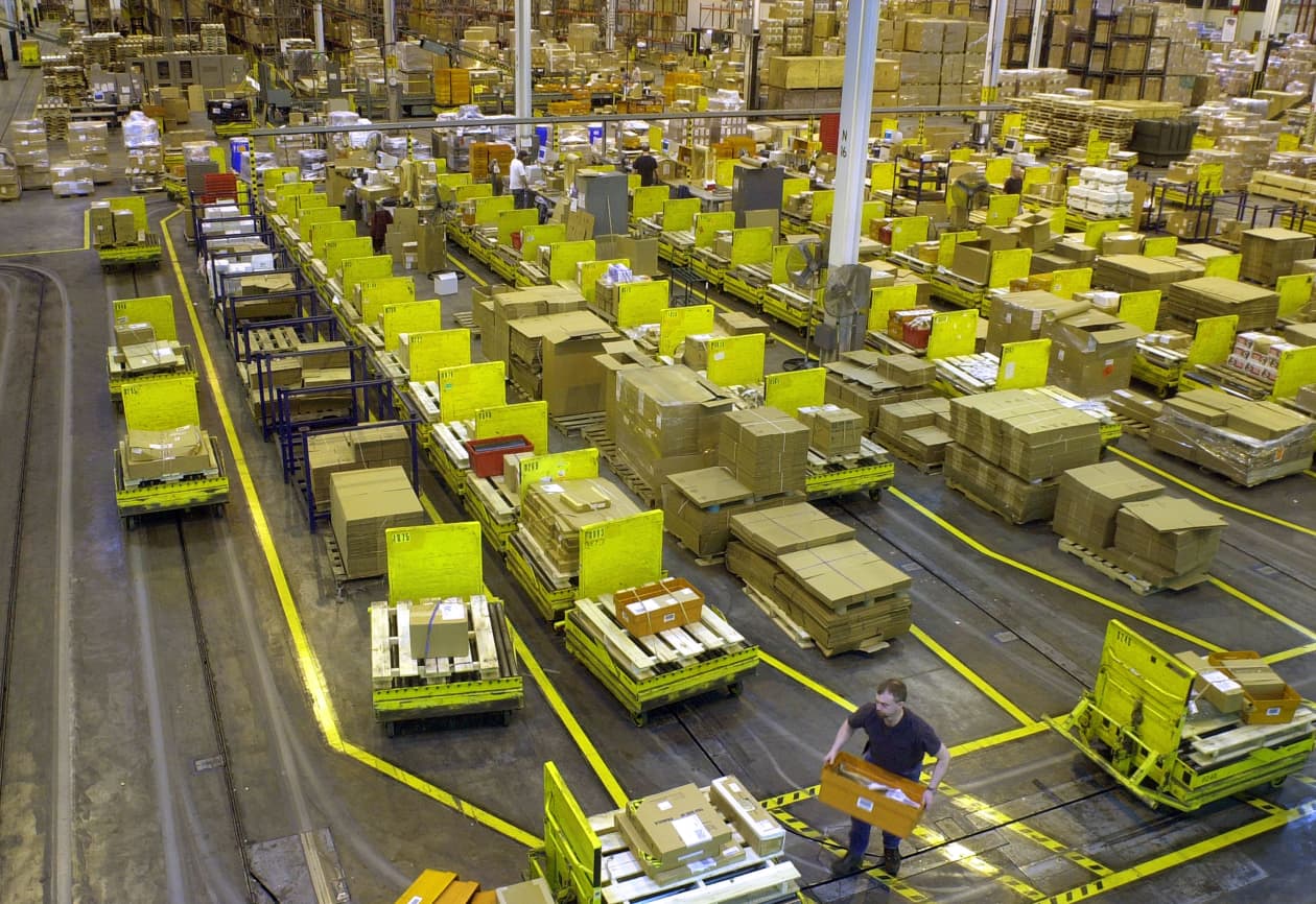Philadelphia Fed manufacturing gauge weakens further in December ...