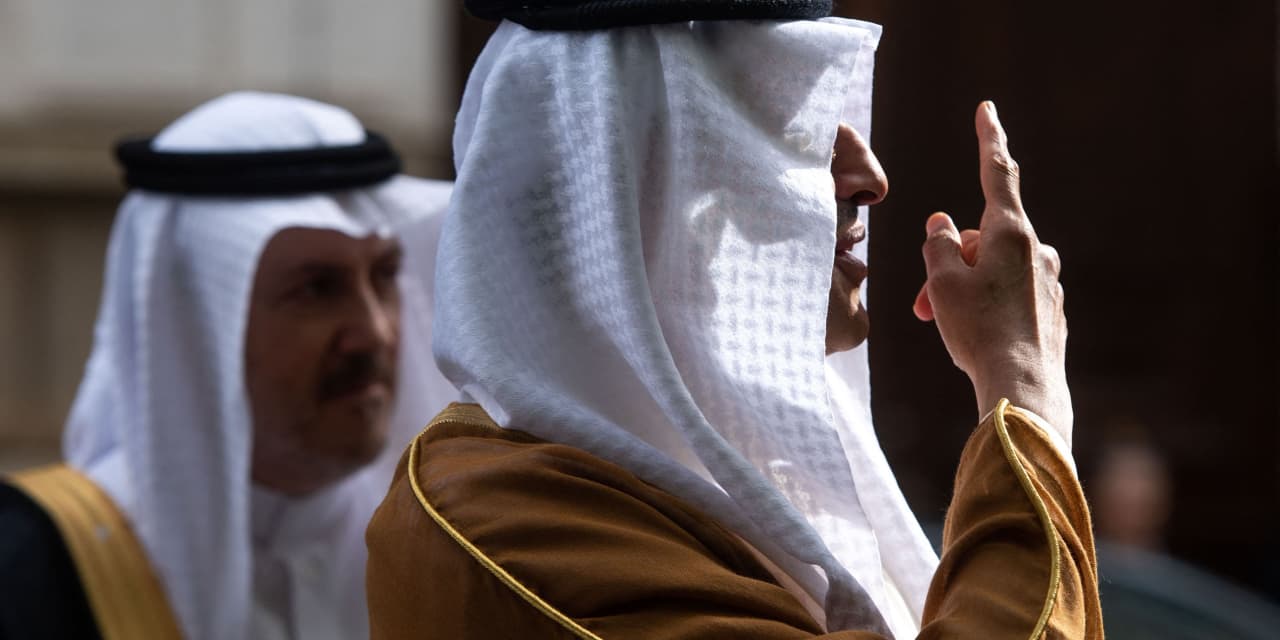 Estados Unidos advirtió a Arabia Saudita que recortar la cuota de producción de la OPEP+ lo convertiría en un aliado de Rusia en Ucrania.  Los saudíes no se conmovieron.