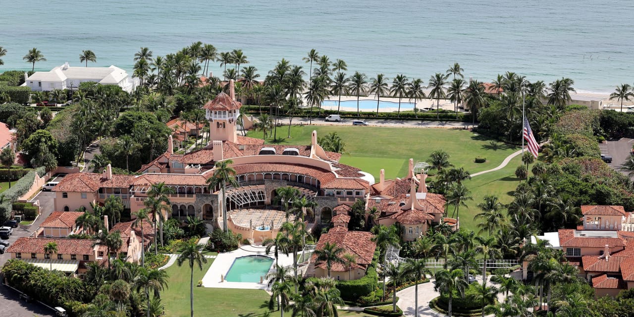 Dos ayudantes de Trump contactados por investigadores federales para obtener información sobre el traslado de documentos a Mar-a-Lago