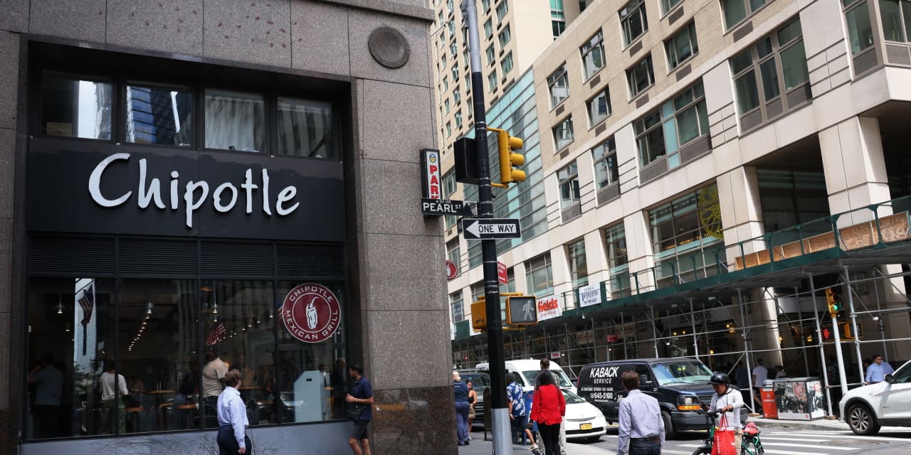 Chipotle continúa creciendo, pero dice que está viendo menos clientes de bajos ingresos a medida que aumentan los precios