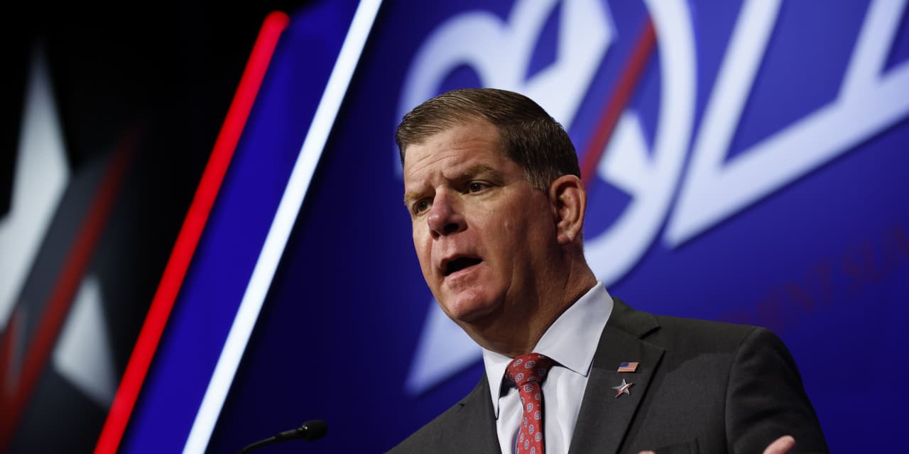 U.S. labor secretary, in Davos, calls for ‘serious’ dialogue between business and labor