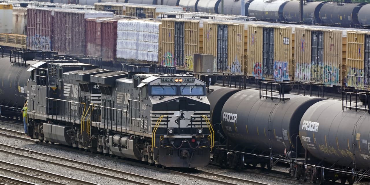 Derailments, paid sick leave loom over railroad earnings reports
