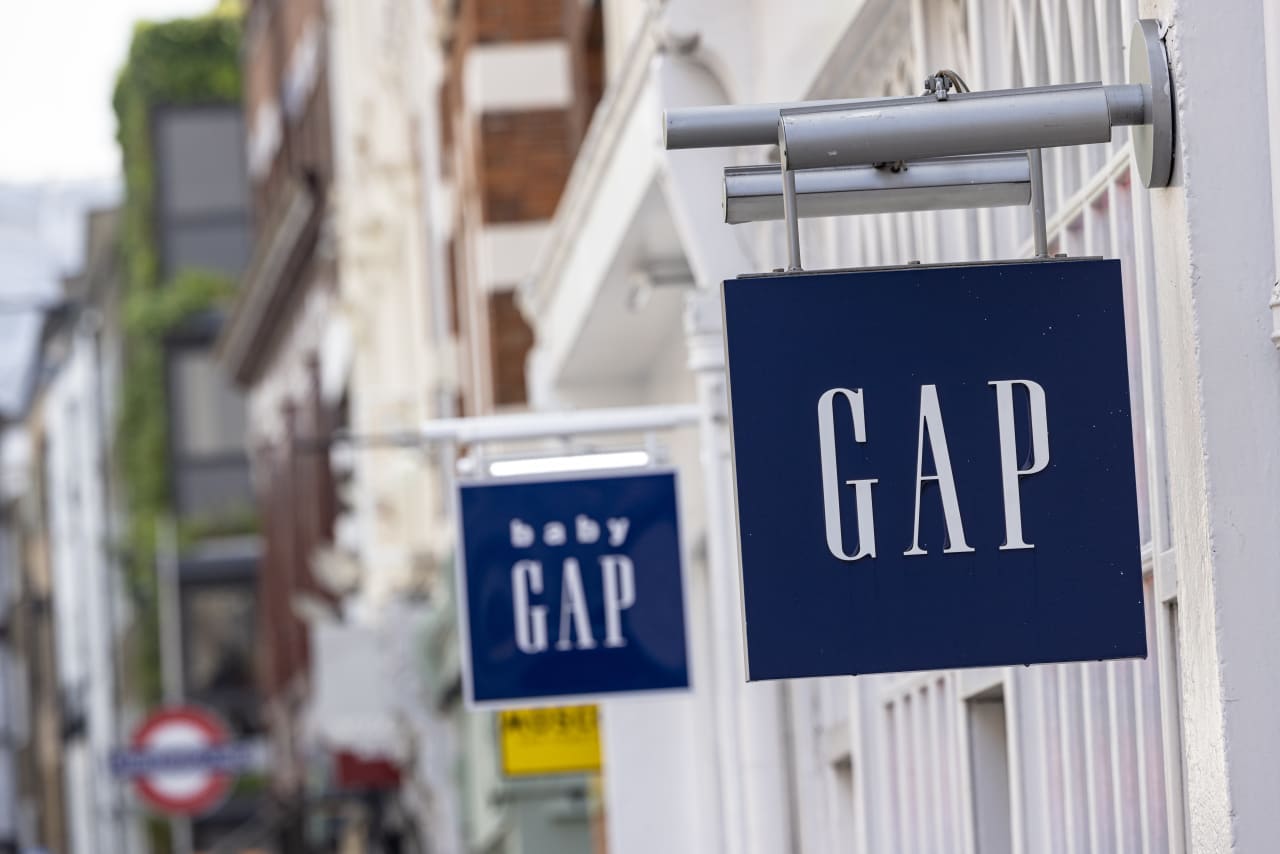 Gap’s CEO gets praise for turnaround as retailer’s stock rises on analyst upgrade