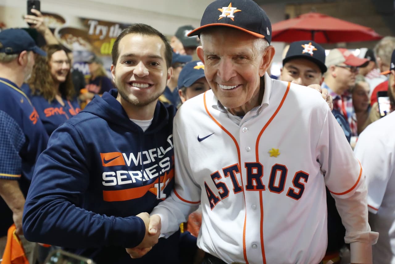 World Series: 'Mattress Mack' swears at Philly hecklers over his