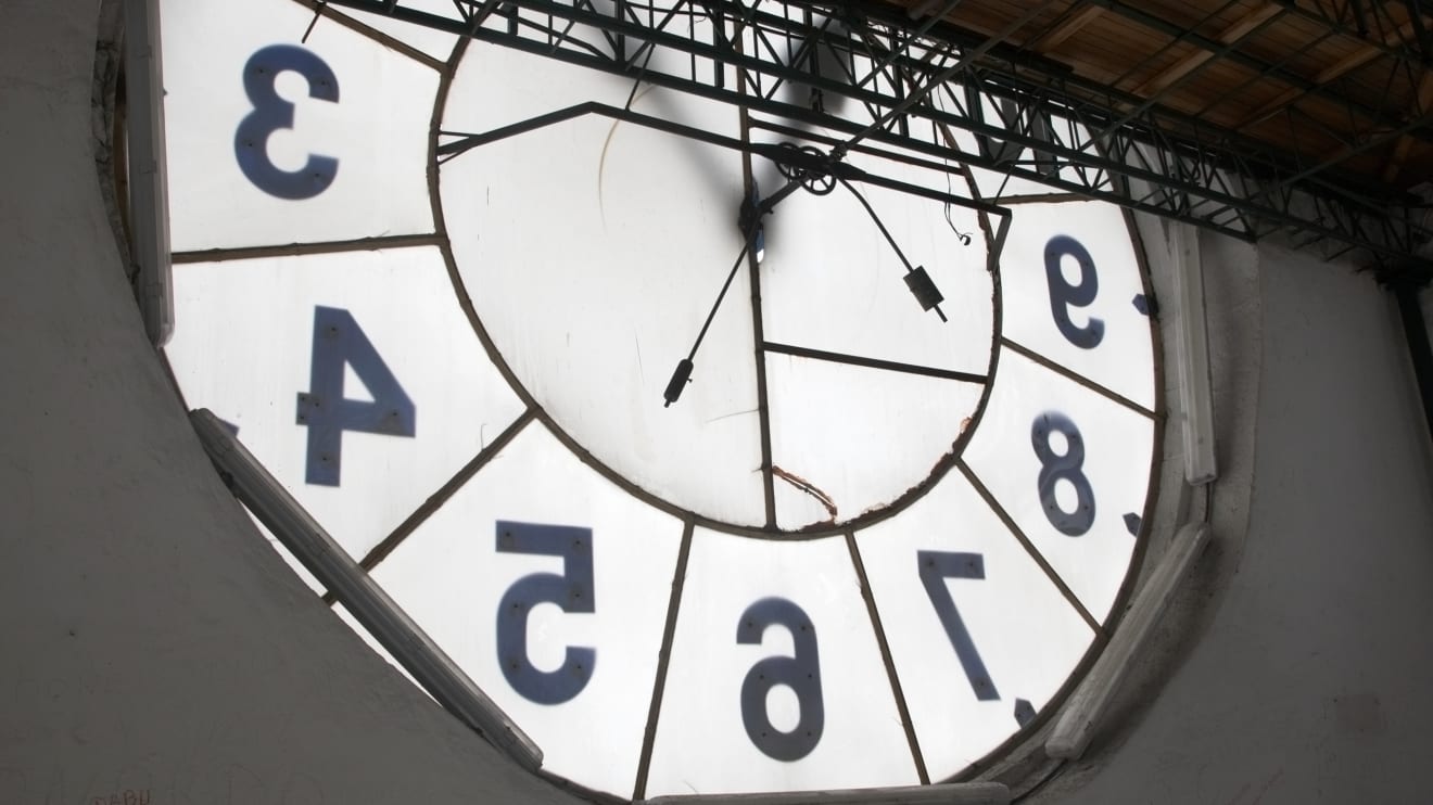 Daylight-saving time 2022 is ending. When can we flip again the clocks?