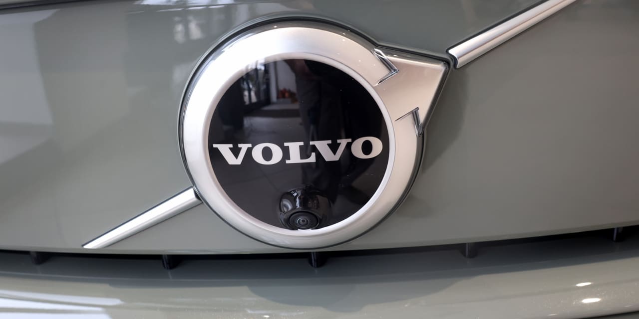 Volvo posts mixed results, cautions over challenging and volatile environment