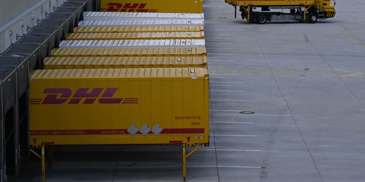 El propietario de DHL no pronostica recuperación este año después de una caída del 25% en las ganancias del año completo