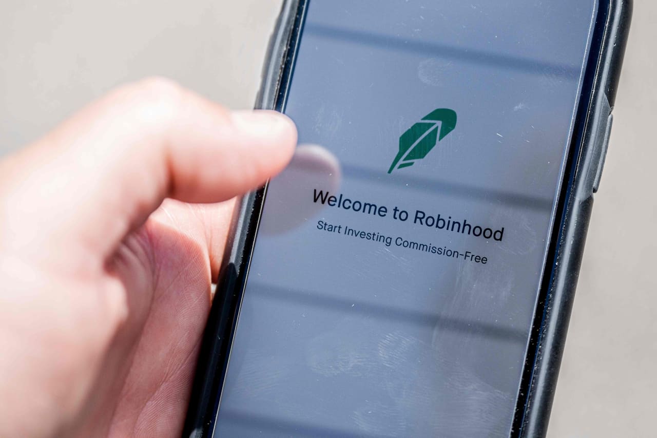 Crypto caution weighs on Robinhood’s sales and sinks its stock