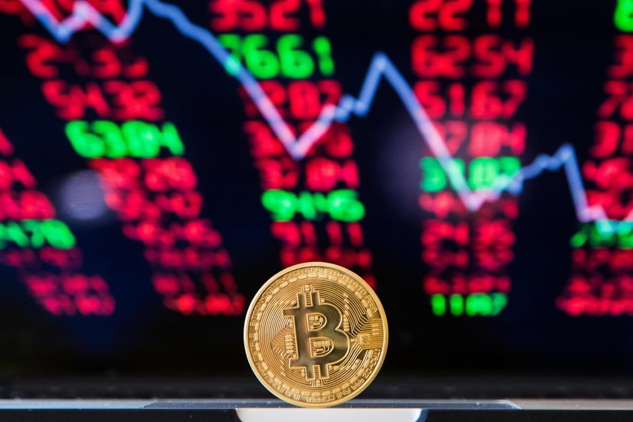 As bitcoin keeps falling, an S&P 500 correction could be close behind