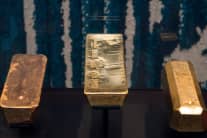 Los lingotes de oro de las reservas de oro y divisas extranjeras se muestran en el Riksbank, el Banco Central de Suecia, durante un día de puertas abiertas en su oficina central para conmemorar el 350 aniversario de su creación el 22 de septiembre de 2018 en Estocolmo. - El 22 de septiembre de 1668, se fundó el Banco de los Estados del Reino, que más tarde cambió su nombre a Sveriges Riksbank. Exactamente 350 años después de la fundación del banco, el Riksbank celebra una jornada de puertas abiertas en Brunkebergstorg en Estocolmo. (Foto de Jonathan NACKSTRAND / AFP) JONATHAN NACKSTRAND/AFP/Getty Images
