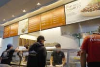 MIAMI, FLORIDA - 09 DE FEBRERO: La gente visita un restaurante Chipotle el 09 de febrero de 2022 en Miami, Florida. Chipotle Mexican Grill reportó ganancias trimestrales que superaron las expectativas de los analistas, lo que provocó que sus acciones subieran. (Foto por Joe Raedle/Getty Images)