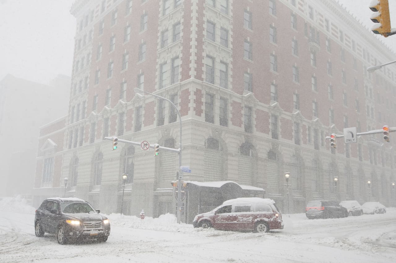 Thundersnow' in Buffalo as lake effect dumps multiple feet of snow on  upstate New York - MarketWatch