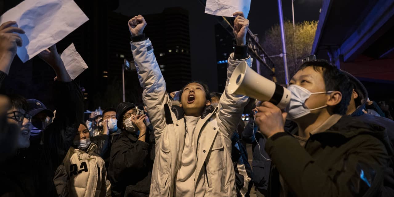 Los futuros de acciones de EE. UU. Caen mientras las protestas chinas sacuden los mercados, el petróleo alcanza el mínimo de 2022