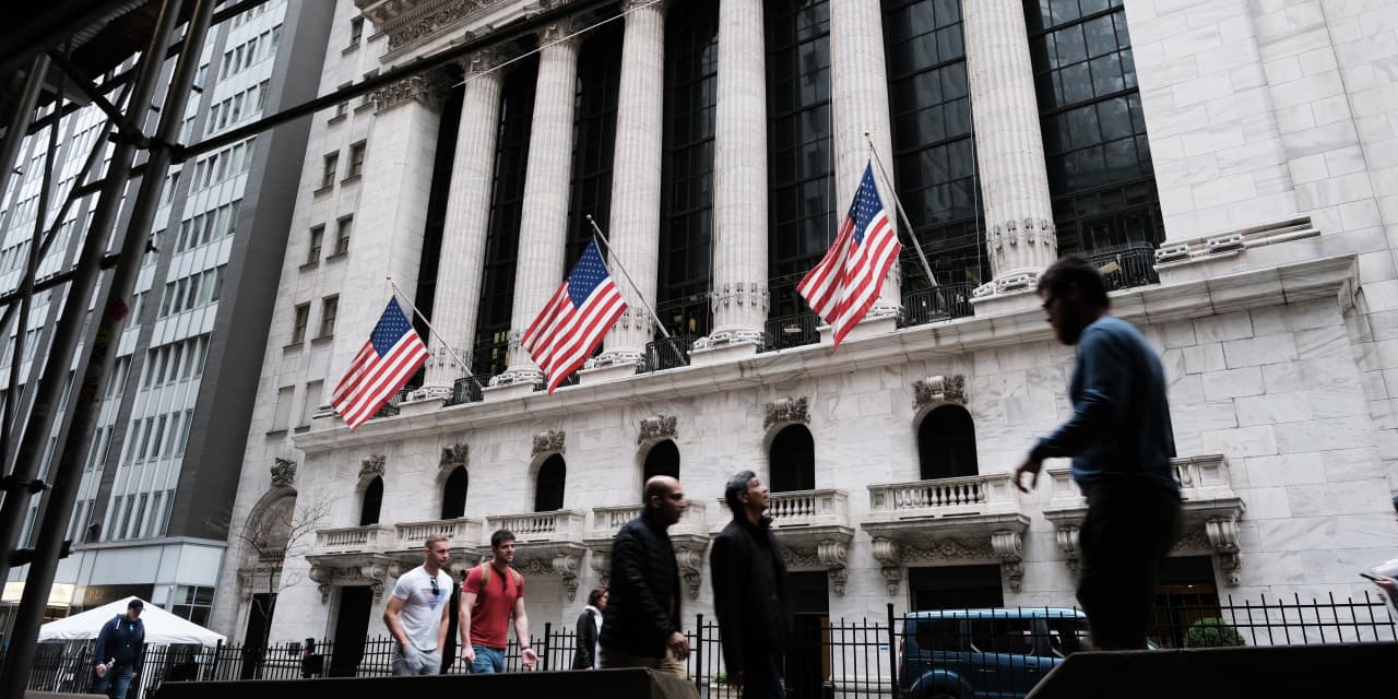 ‘We see major stock markets plunging 25%,’ says Deutsche Bank