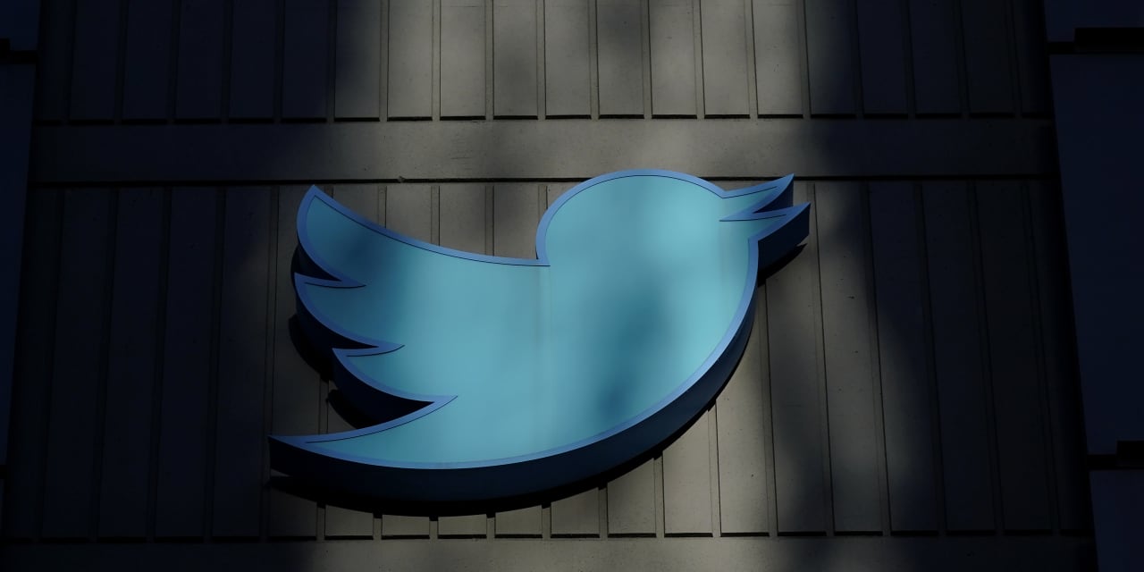 #: Twitter bans accounts that promote other social networks