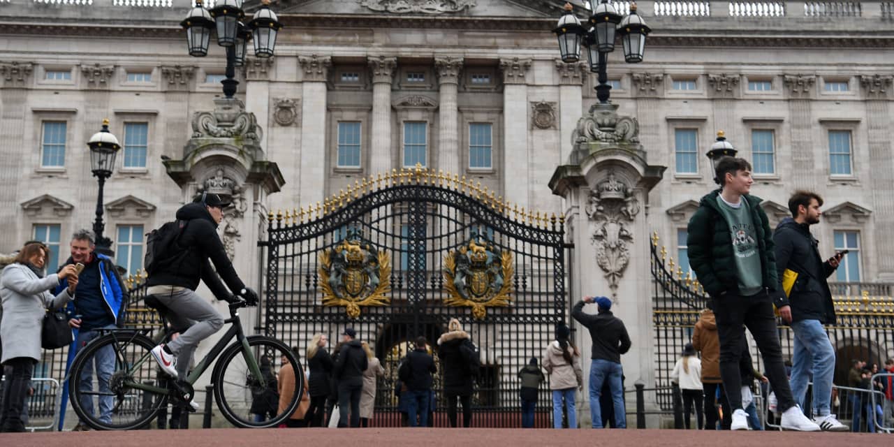 Buckingham Palace Aide Resigns Over ‘unacceptable’ Remarks To Black ...