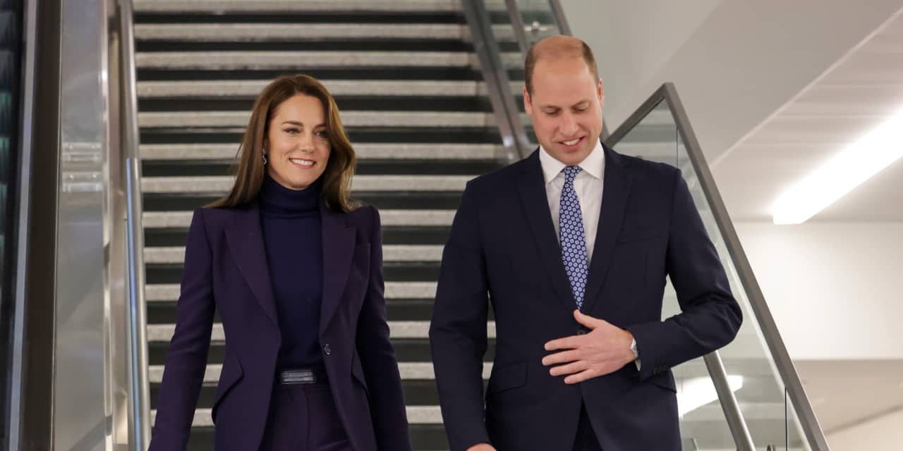 Prince William and Princess Kate land in Boston for first overseas(01)