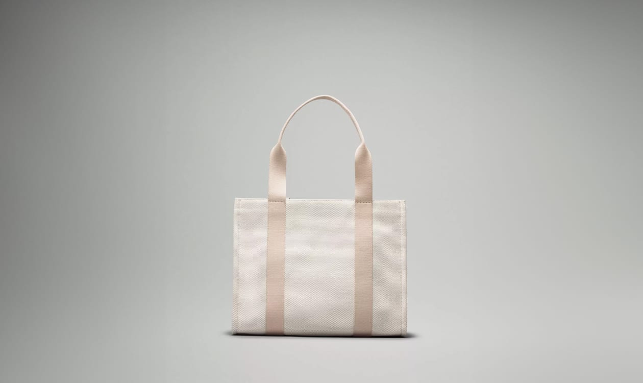 Lululemon's Two-Tone tote shows how retailer is looking to get back on  track - MarketWatch