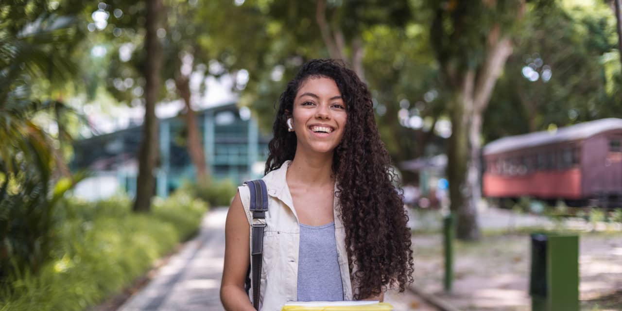 ‘If I say the sky is blue, she’ll tell me it’s green’: My daughter, 19, will inherit 0,000  How can she invest in her own future?