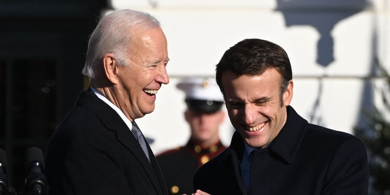 Smoking noir et nœud papillon : Emmanuel Macron et Joe Biden plus