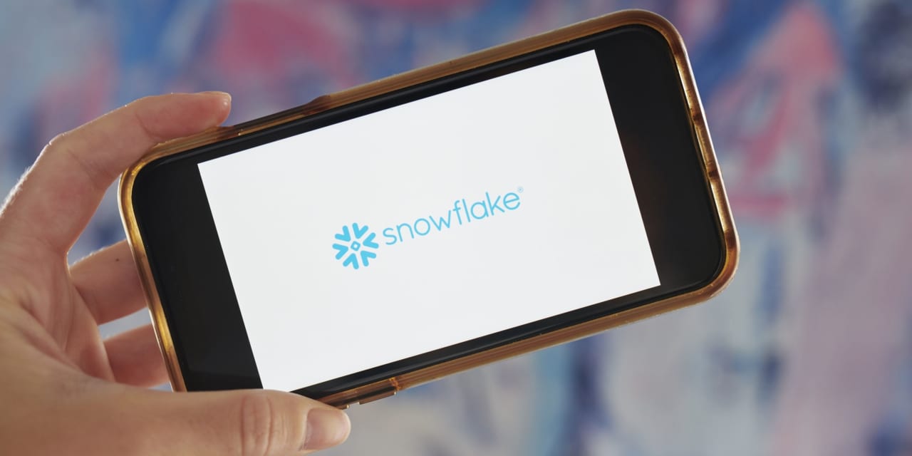 #: Snowflake plans to hire 1,000-plus workers this year as other tech companies cut