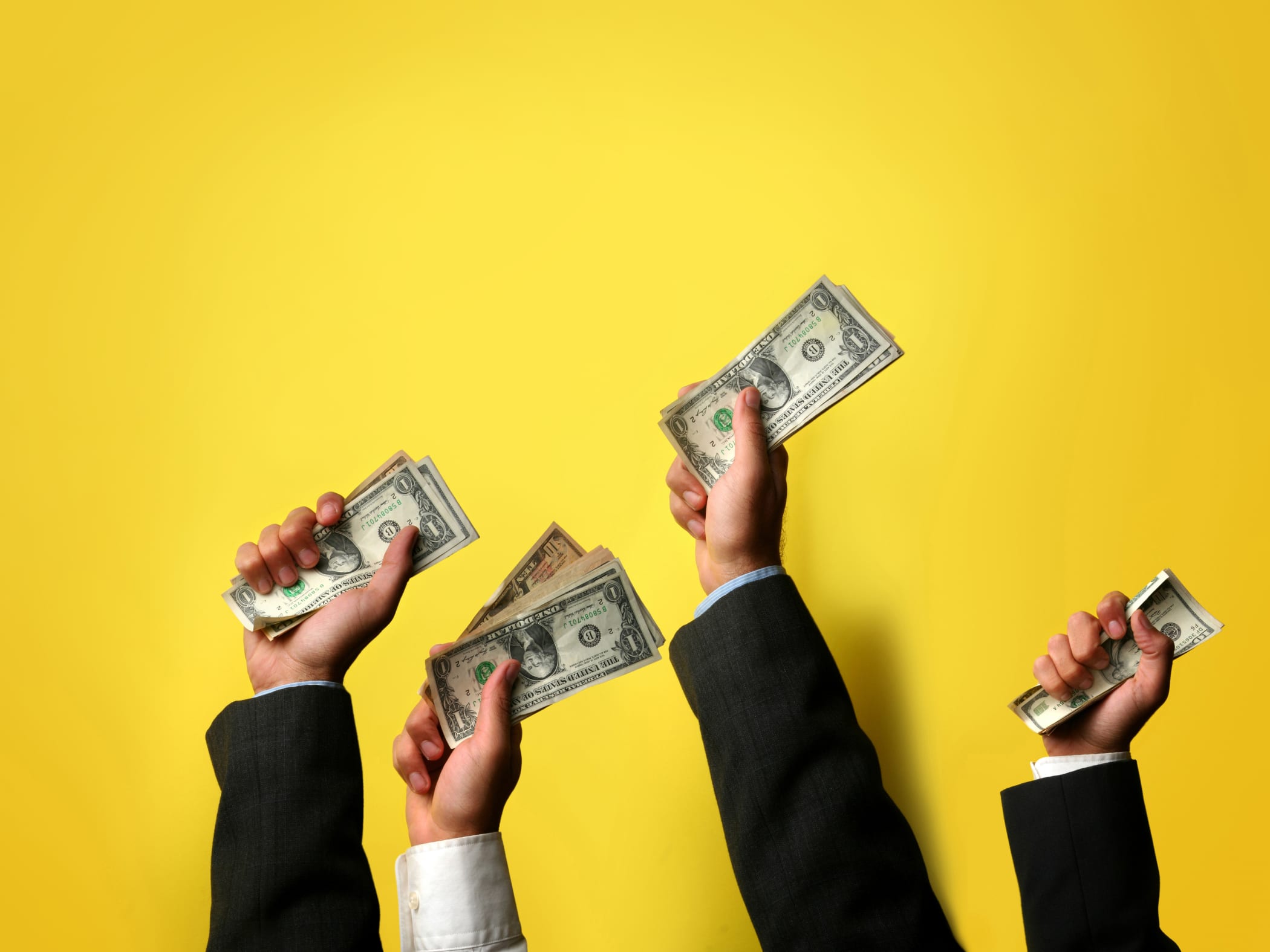 Деньги на тарелке. Новые деньги. Купюра сток. Мужик дарит деньги. Экономия денег.